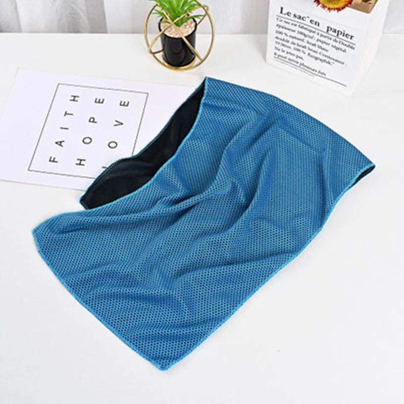 serviette sport bleu clair maille fine points noirs séchage rapide absorption élevée lavable machine