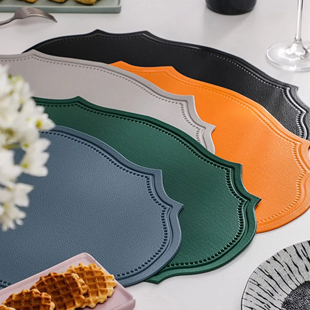 tapis table moderne bleu vert orange gris marron cuir bordure ornée respectueux environnement
