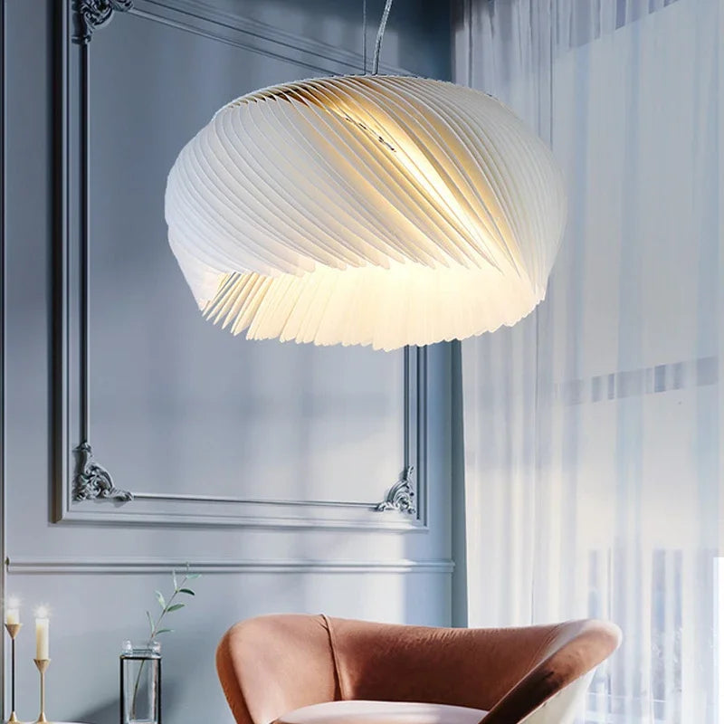 suspension lumineuse moderne plissée blanc doré salon chambre coucher