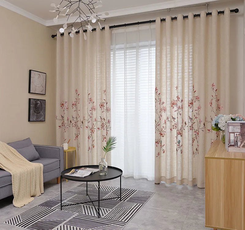 Rideaux élégants avec motif floral rose, parfaits pour sublimer un salon moderne. Ces rideaux à œillets ajoutent une touche de sophistication et de chaleur à votre décoration intérieure. Le design délicat et les couleurs douces créent une ambiance apaisante, idéale pour transformer votre espace de vie.