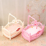 berceau poupée rose blanc matelas mobile décoratif fleurs rubans victorien miniature