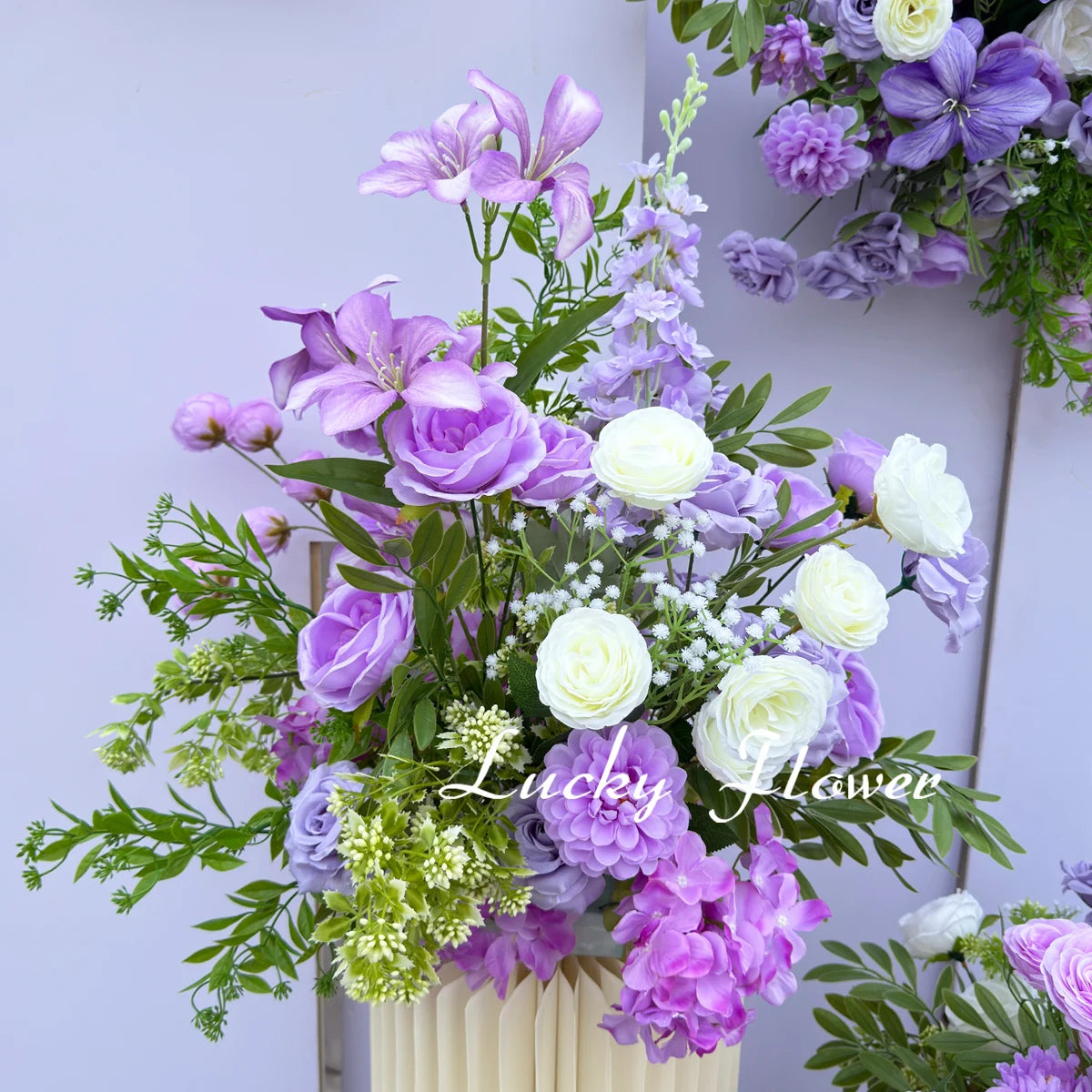 décoration mariage bouquet fleurs artificielles violettes blanches vertesintérieur classique