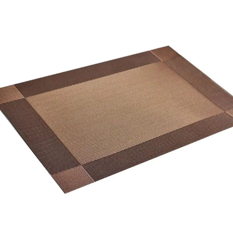 sets table modernes nappes tapis coussinets marron beige gris tressés texturés semi transparents assiettes