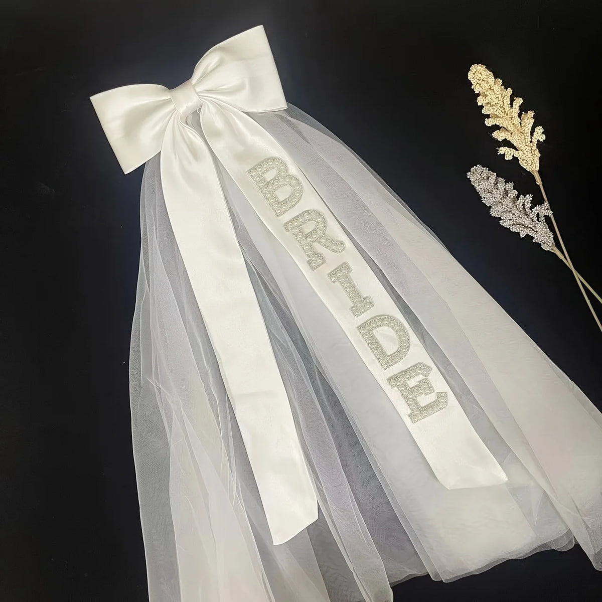 ruban satiné tulle transparent lettres dorées mariage classique fixations cheveux blanc élégant romantique bride