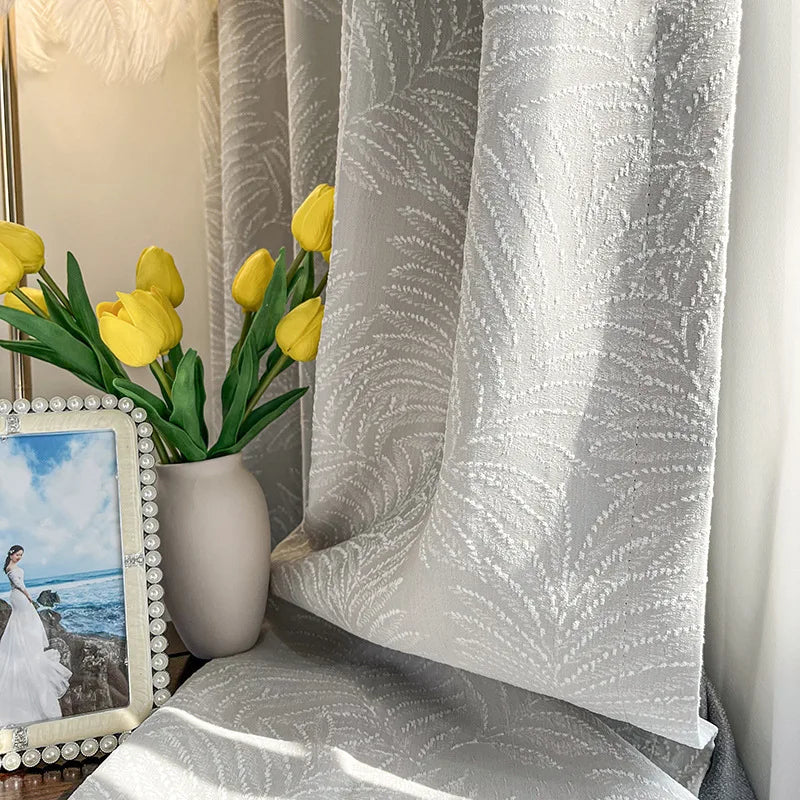 rideau gris clair classique motif feuilles stylisées opaque anneaux salon chambre