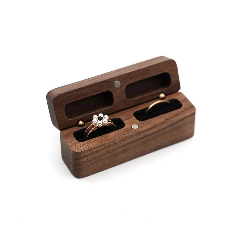 boîte rangement bijoux bois marron minimaliste anneaux or mariage quotidien