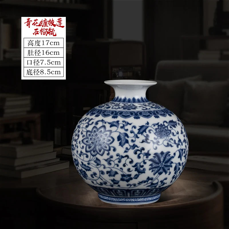 Vase en porcelaine bleu et blanc orné de motifs floraux complexes et élégants.