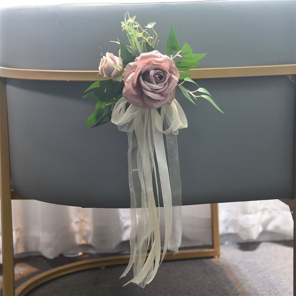 décoration mariage rose artificielle ruban eucalyptus feuilles verte chaise égliseextérieur