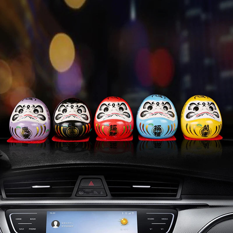 dolls japonaises traditionnelles artisanales couleurs vives yeux sourire symboles chinois ornement maison