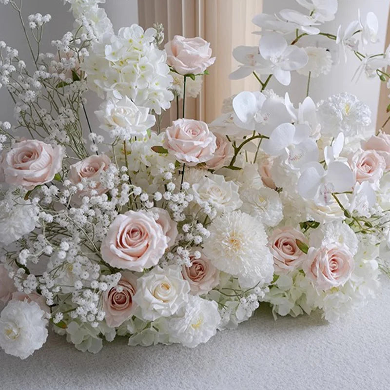 décoration mariage arrangement floral blanc roses orchidées intérieur élégant romantique champêtre