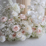 décoration mariage arrangement floral blanc roses orchidées intérieur élégant romantique champêtre