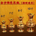 Vases décoratifs dorés avec ornements traditionnels chinois.