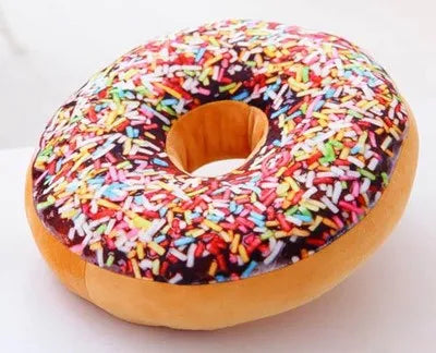 coussin donut forme ronde peluche animée couleurs variées glaçage sucre coloré décoration intérieure sofa