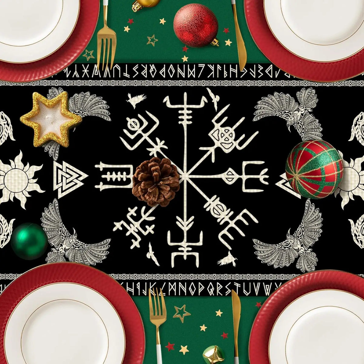 Table décorée pour les fêtes de fin d'année, avec des éléments typiques comme des boules de Noël, des figurines, des étoiles, des symboles et des ustensiles de cuisine sur un fond sombre.