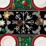 Table décorée pour les fêtes de fin d'année, avec des éléments typiques comme des boules de Noël, des figurines, des étoiles, des symboles et des ustensiles de cuisine sur un fond sombre.