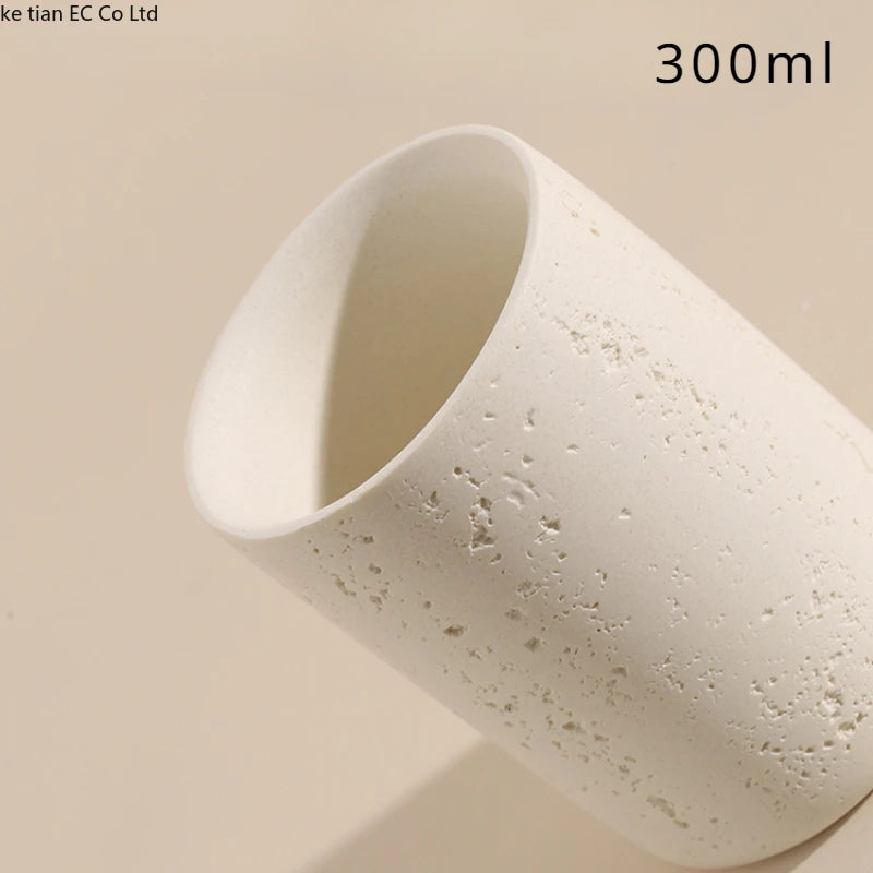 ensemble salle bain moderne brosse dents pot dentifrice distributeur savon blanc crème grain ciment