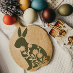 Stencil mural artisanal lapins fleurs texture bois blanc brun clair decoration murale peinture main