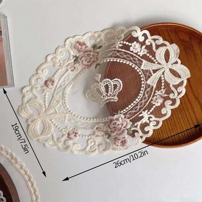 serviettes table brodées dentelle florale classique romantique blanc beige tissu rond opaques