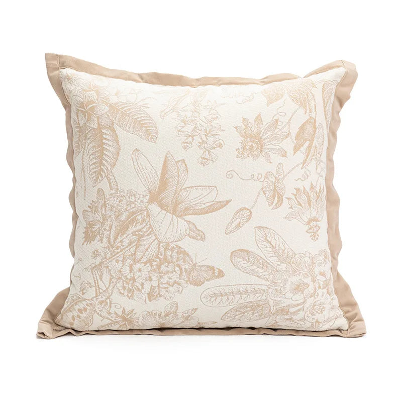 Coussin décoratif beige orné de motifs floraux et de papillons dans un style élégant et raffiné.