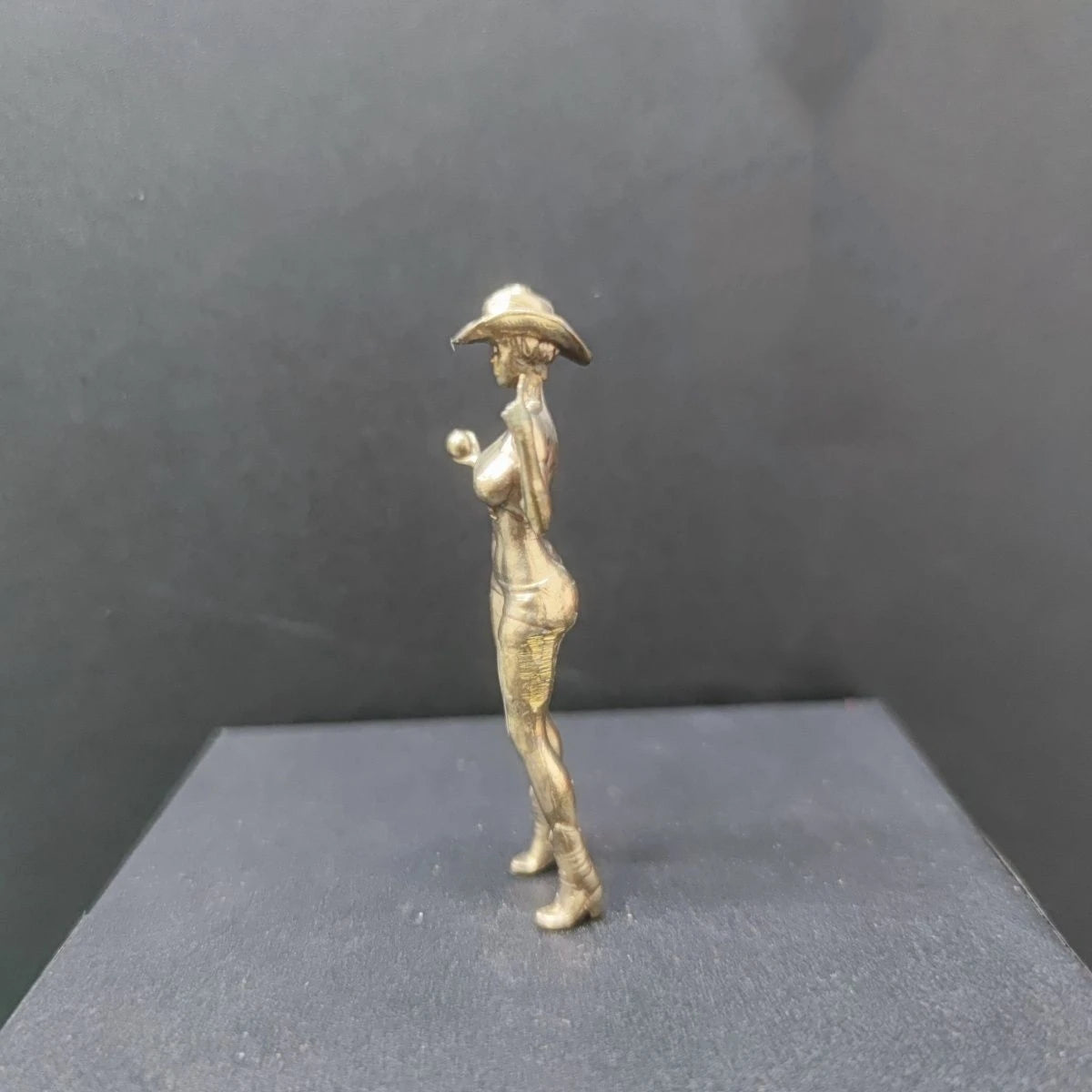figurine western cowgirl dorée chapeau bottes décoration collection miniature artisanal bronzé