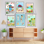 Cette image représente une collection d'affiches illustrées avec des thèmes de voyage, tels que les rues de Grèce, les chats de Grèce, les Bahamas et les Keys de Floride, créant ainsi une atmosphère colorée et chaleureuse dans l'espace d'affichage.