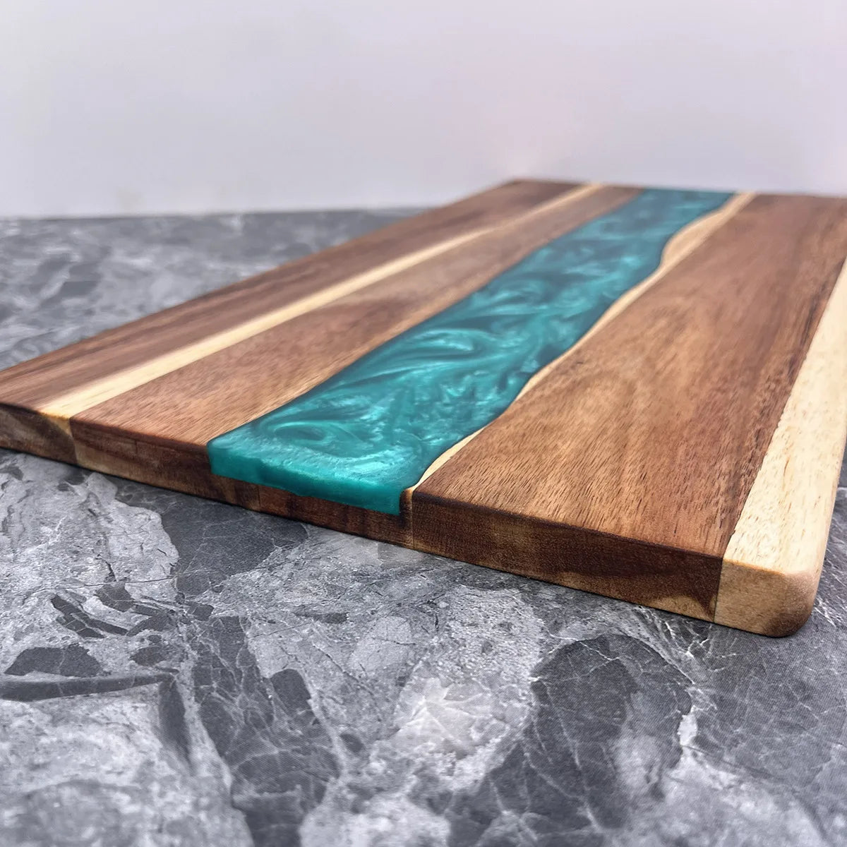 planches découper bois naturel bleu résine artisanale modernes cuillère couteau fourchette citron cerises épices