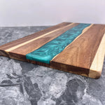 planches découper bois naturel bleu résine artisanale modernes cuillère couteau fourchette citron cerises épices