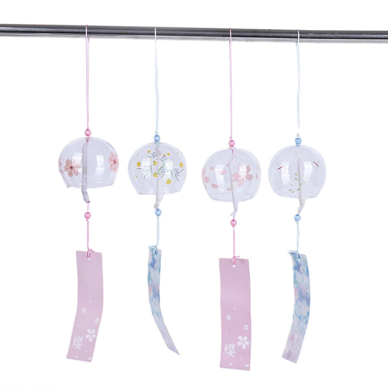 Carillon éolien en verre japonais décorant une chambre avec ambiance zen