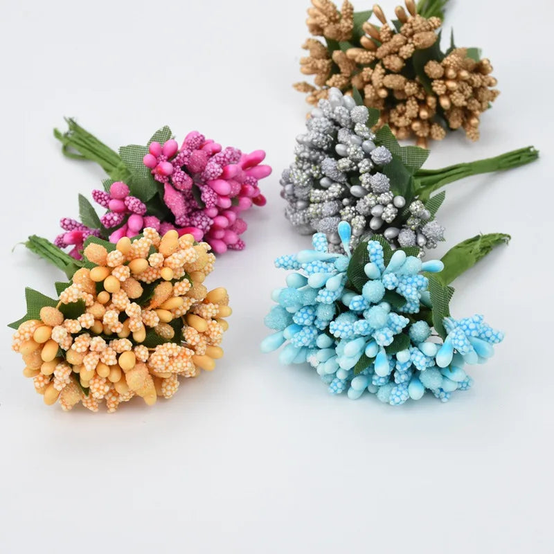 décoration intérieure bouquets artificiels fleurs boutons modernes variées feuilles vertes