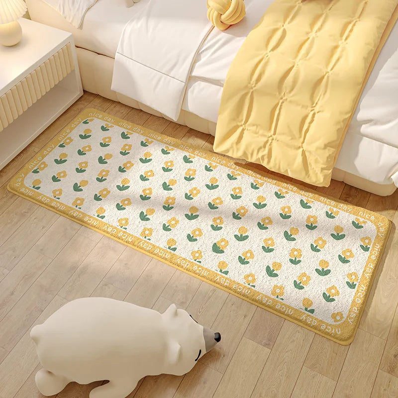 Élégante carpette en tissu motif fleuri jaune et vert ornant une chambre à coucher lumineuse avec des accessoires coordonnés.