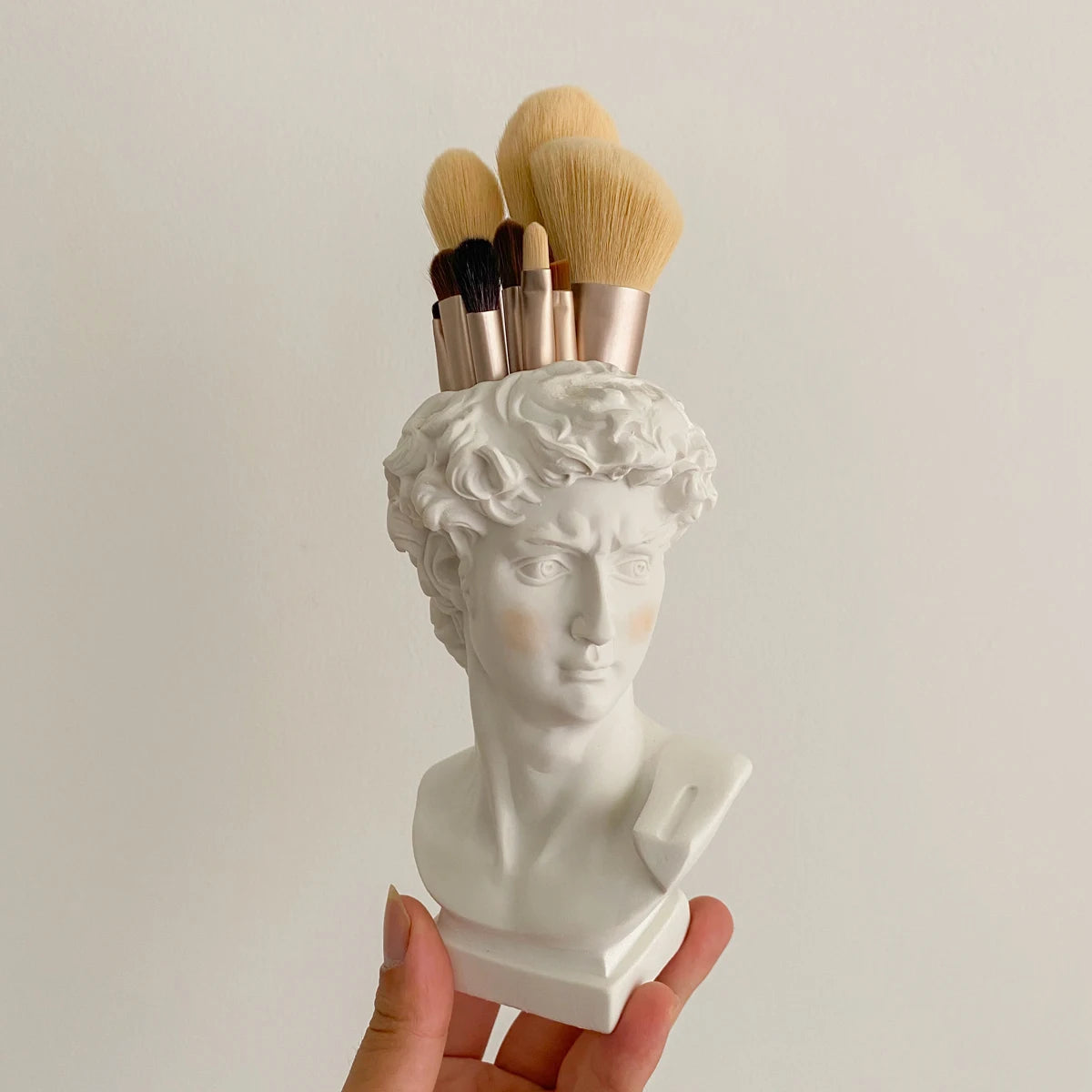 Vue de profil du vase sculpture David en résine dans un intérieur nordique