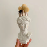 Vue de profil du vase sculpture David en résine dans un intérieur nordique