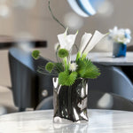 vase moderne argenté brillant fleurs artificielles blanches vertes décoration maison