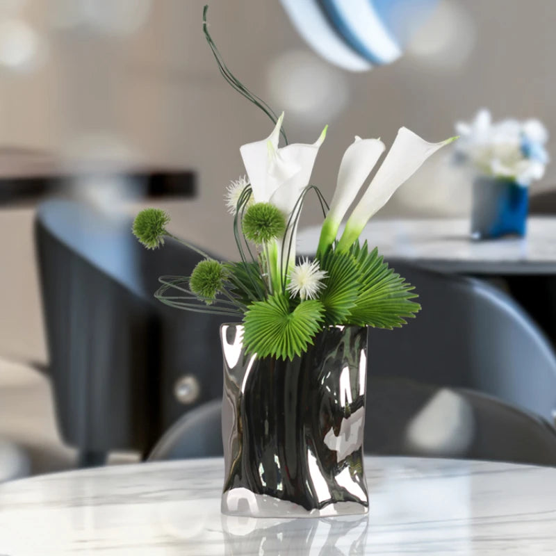 vase moderne argenté brillant fleurs artificielles blanches vertes décoration maison