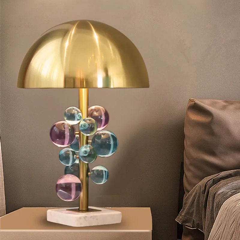 Lampe champignon doré avec abat-jour gris dans un salon moderne