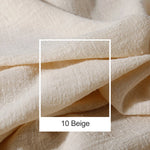 Texture de tissu beige chiffonné avec des plis, idéal pour des vêtements ou de la décoration d'intérieur.