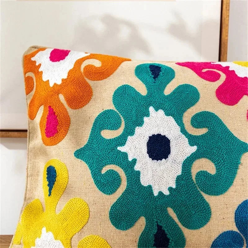 taies d'oreiller boho chic géométriques brodées couleurs vives pompons ethnique decoration intérieure respectueux environnement