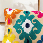 taies d'oreiller boho chic géométriques brodées couleurs vives pompons ethnique decoration intérieure respectueux environnement