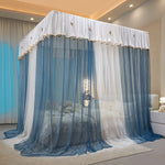 Un lit douillet et moelleux entouré de voiles bleus et blancs, créant une atmosphère apaisante et sereine dans cette chambre.