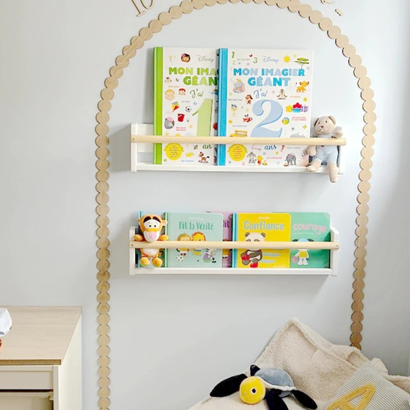 décoration murale arche bois clair découpes circulaires enfantines étagères murales tissu floral peluche tortue