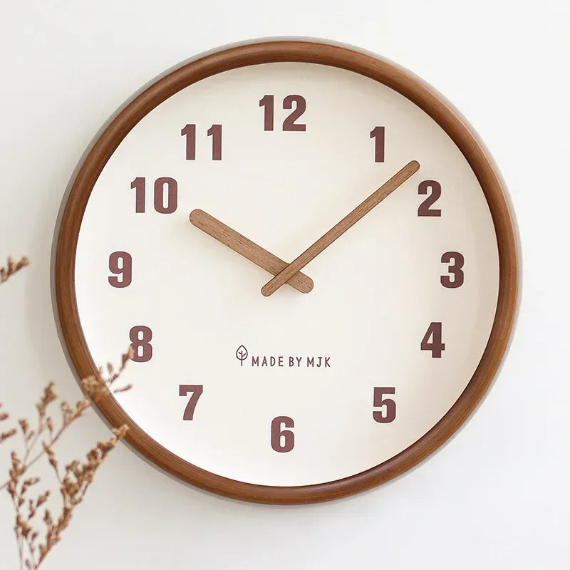 horloge murale minimaliste cadre marron aiguilles marron numeros blancs simple opacite sophistication decoration interieur