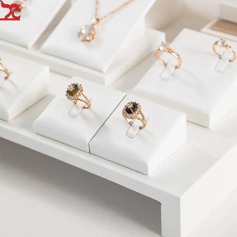 Vue de côté du présentoir bijoux blanc dans un intérieur moderne
