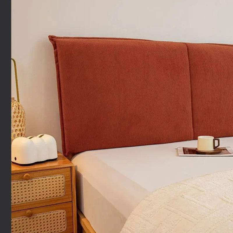 Coussin de tête de lit en velours côtelé noir détaillé montrant la texture