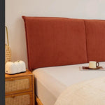 Coussin de tête de lit en velours côtelé noir détaillé montrant la texture