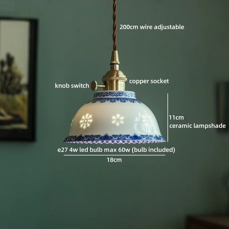 Détail du luminaire suspendu en céramique blanc avec accents cuivre