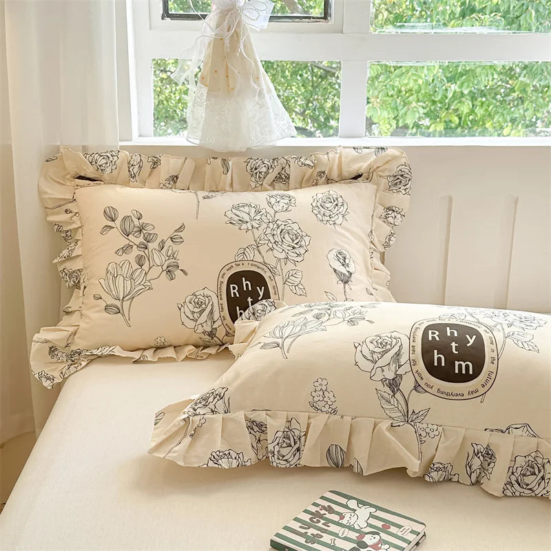 coussin floral vintage coton beige rose vert bleu bordure frisée lit maison
