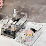 bac rangement transparent texture ondulée moderne salle bain contenant parfum lotion brosse dents crème