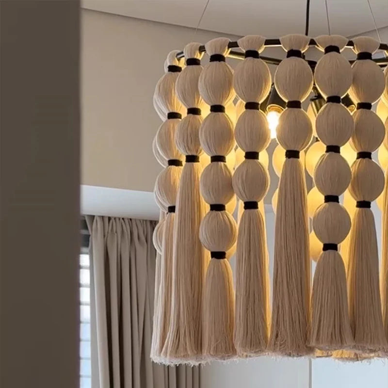 Suspension lumineuse moderne franges chaînes métalliques beige noir