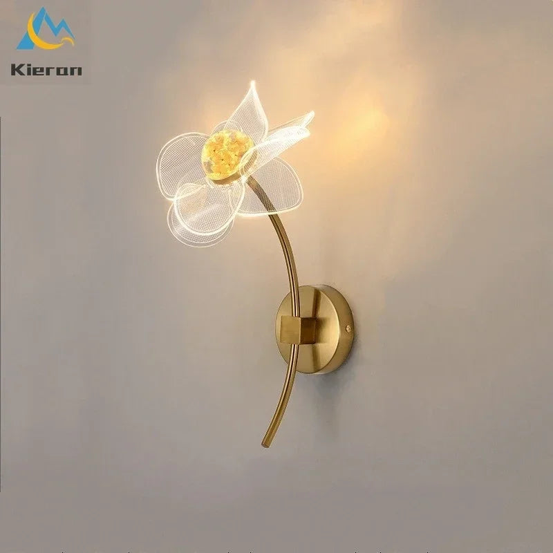 lampe murale moderne élégante fleur dorée pétales transparents éclairage cuisine salle manger
