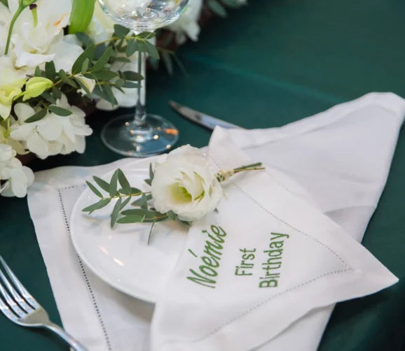 serviettes brodées monogrammées classique finition opaquer 100 coton blanc table manger événementiel